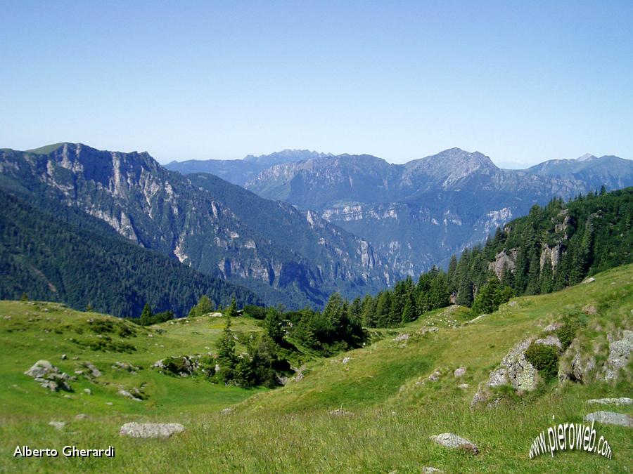 07 Vista su Cancervo e Venturosa, in fondo le creste del Resegone.JPG - 07 Vista su Cancervo e Venturosa, in fondo le creste del Resegone